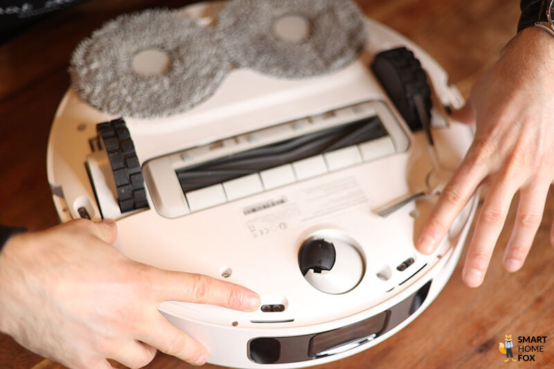 Die Absturzsensoren an der Unterseite des Dreame L10s Ultra sind zu sehen.